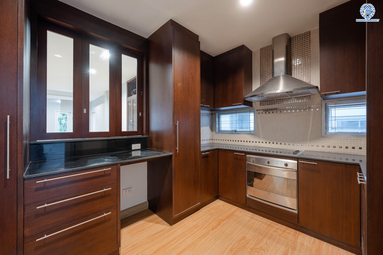 บ้านมือสองตกแต่งใหม่ โครงการ โนเบิลวานา ปิ่นเกล้า1 บ้านเดี่ยวหลังใหญ่ เนื้อที่ 65.6 ตร.ว. พื้นที่ใช้สอย 206.4 ตร.ม. ฟังก์ชัน 3 ห้องนอน 3 ห้องน้ำ 2 ห้องอเนกประสงค์  1 ห้องแม่บ้าน จอดรถได้ 2 คัน บนสุดยอดทำเลเดินทางสะดวก หน้าโครงการติดถนนใหญ่บรมราชชนนี ใกล้ทางคู่ขนานลอยฟ้าบรมราชชนนี ม.มหิดล เซ็นทรัลศาลายา และรายล้อมด้วยสิ่งอำนวยความสะดวกครบ...